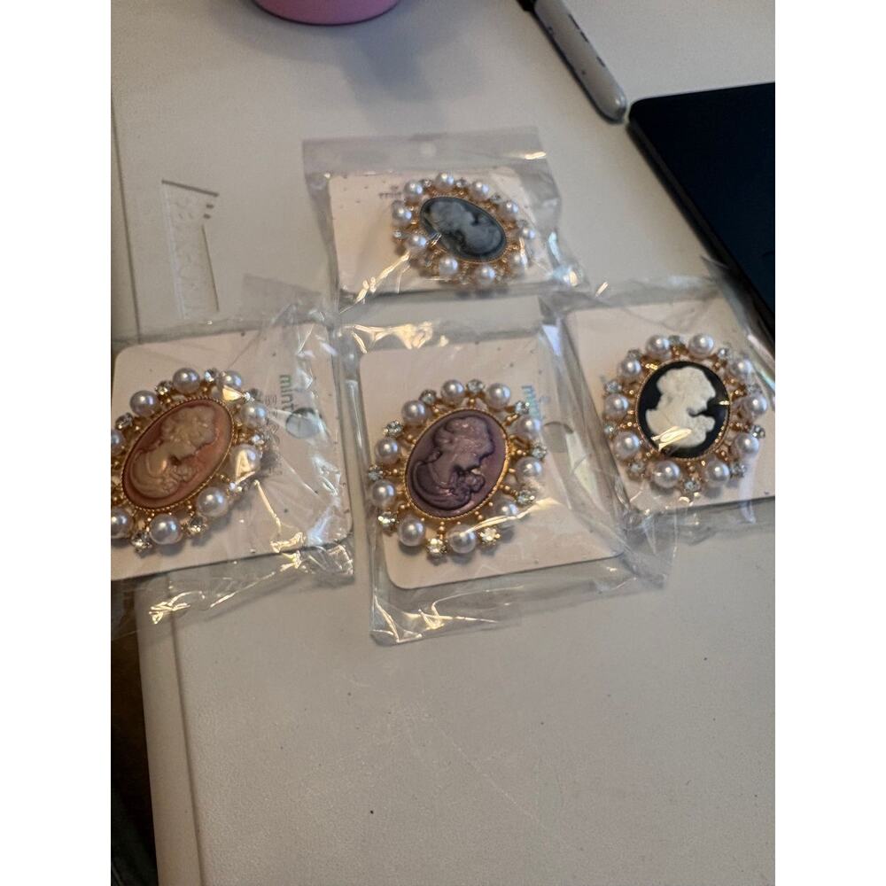 Cameo brooch ￼